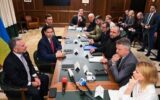 Ucraina, "costruttive" trattative a Miami, oggi si continua. Cremlino: "Non in preparazione incontro Usa-Russia con Kiev"
