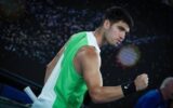 Australian Open, Alcaraz fatica con Zverev: "È una battaglia mentale". E vince il set