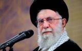 Iran, Khamenei agli Usa: "Navi da guerra nel Golfo? Più pericolosa l'arma che può affondarle" Iran, Khamenei agli Usa: "Navi da guerra nel Golfo? Più pericolosa l'arma che può affondarle"