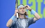 Alcaraz perde tempo, Rublev si lamenta e litiga con l'arbitro a Doha Alcaraz perde tempo, Rublev si lamenta e litiga con l'arbitro a Doha