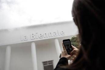 Biennale Venezia, lettera di 70 artisti e curatori: "No a partecipazione Israele, Russia e Usa" Biennale Venezia, lettera di 70 artisti e curatori: "No a partecipazione Israele, Russia e Usa"