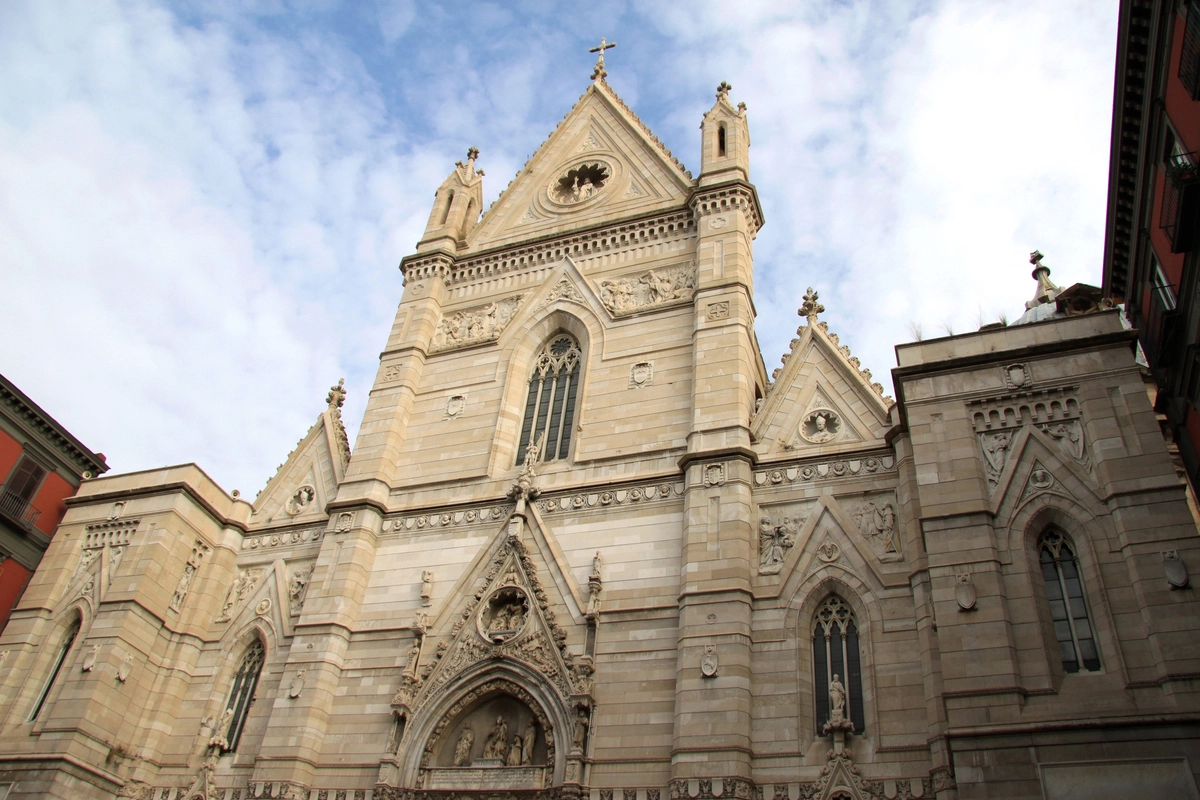 Cos’è il Duomo di Napoli e perché è così importante? Cos’è il Duomo di Napoli e perché è così importante?