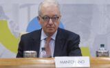Truffa su Whatsapp, falsi messaggi attribuiti a Mantovano: la nota di Palazzo Chigi