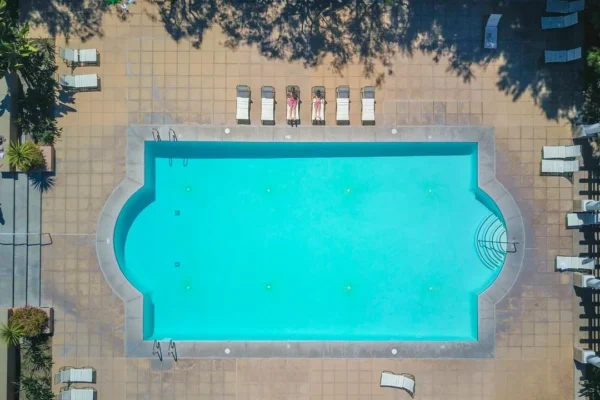 Stretta sulla sicurezza delle piscine: approvata la norma su griglie e bocchettoni