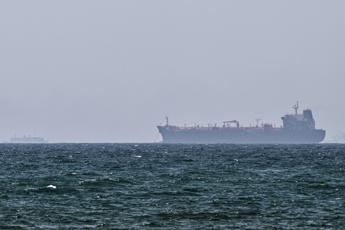 Iran, petroliera in fiamme al largo dell'Arabia Saudita: colpita da 'proiettile non identificato' Iran, petroliera in fiamme al largo dell'Arabia Saudita: colpita da 'proiettile non identificato'