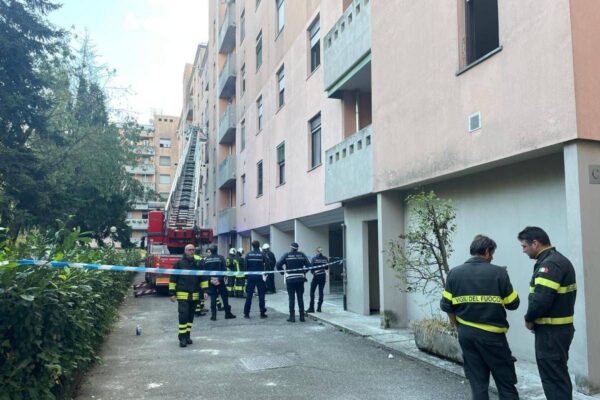 Anziana morta nel rogo a Milano: portato in ospedale l'inquilino sospettato dell'incendio Anziana morta nel rogo a Milano: portato in ospedale l'inquilino sospettato dell'incendio