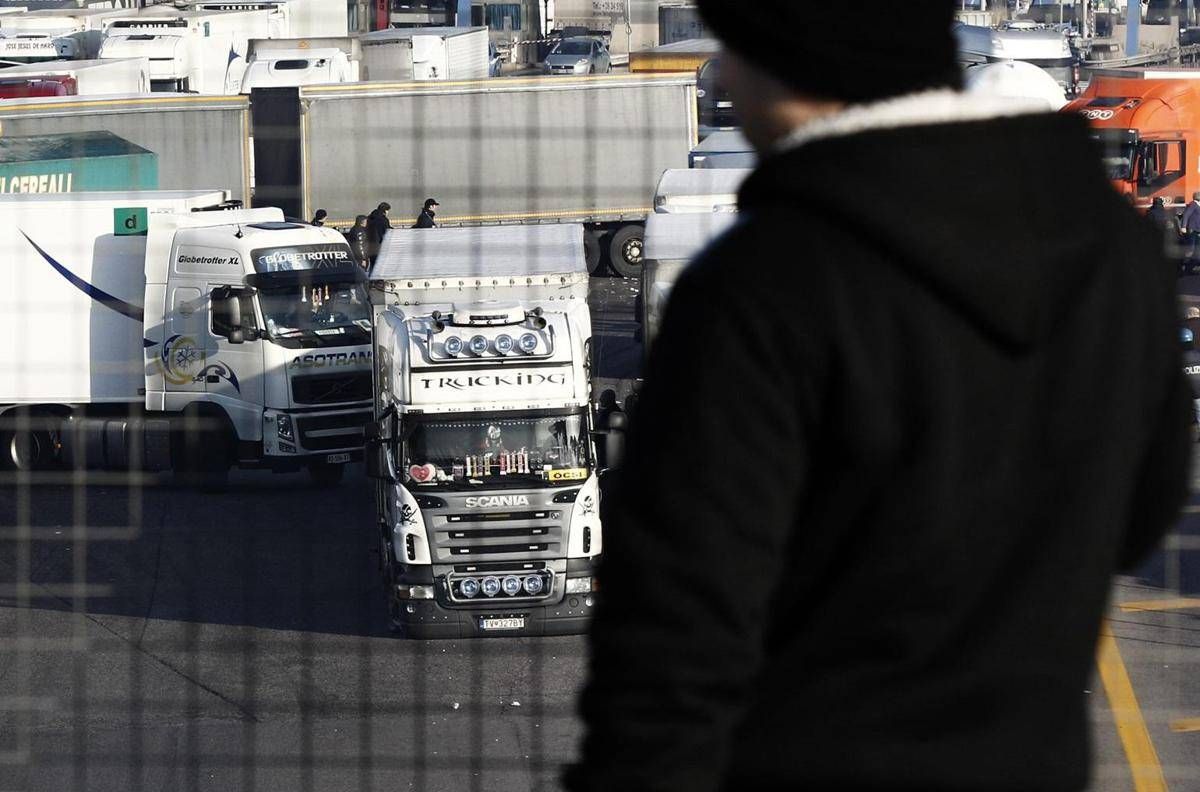 Caro carburanti, continua la protesta dei tir: stop e rallentamenti su A1 e A30. A Bari corteo su statale 96