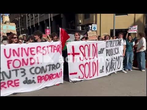 Cortei a Palermo, migliaia di lavoratori e studenti contro guerra e carovita Cortei a Palermo, migliaia di lavoratori e studenti contro guerra e carovita