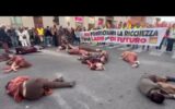 Cortei a Roma, donne 'morte' a terra per raccontare il massacro di Gaza
