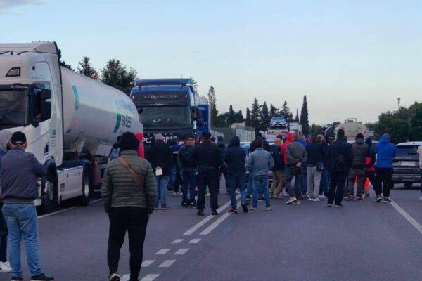 Ex Ilva, a Taranto prosegue mobilitazione operai in protesta: nuovi blocchi e disagi su statale 106 Ex Ilva, a Taranto prosegue mobilitazione operai in protesta: nuovi blocchi e disagi su statale 106