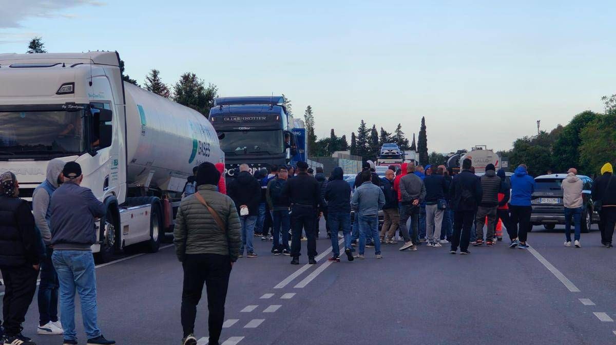 Ex Ilva, a Taranto prosegue mobilitazione operai in protesta: nuovi blocchi e disagi su statale 106