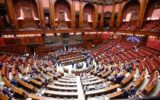 Fa troppo freddo alla Camera, la richiesta: "Meno aria ghiacciata"
