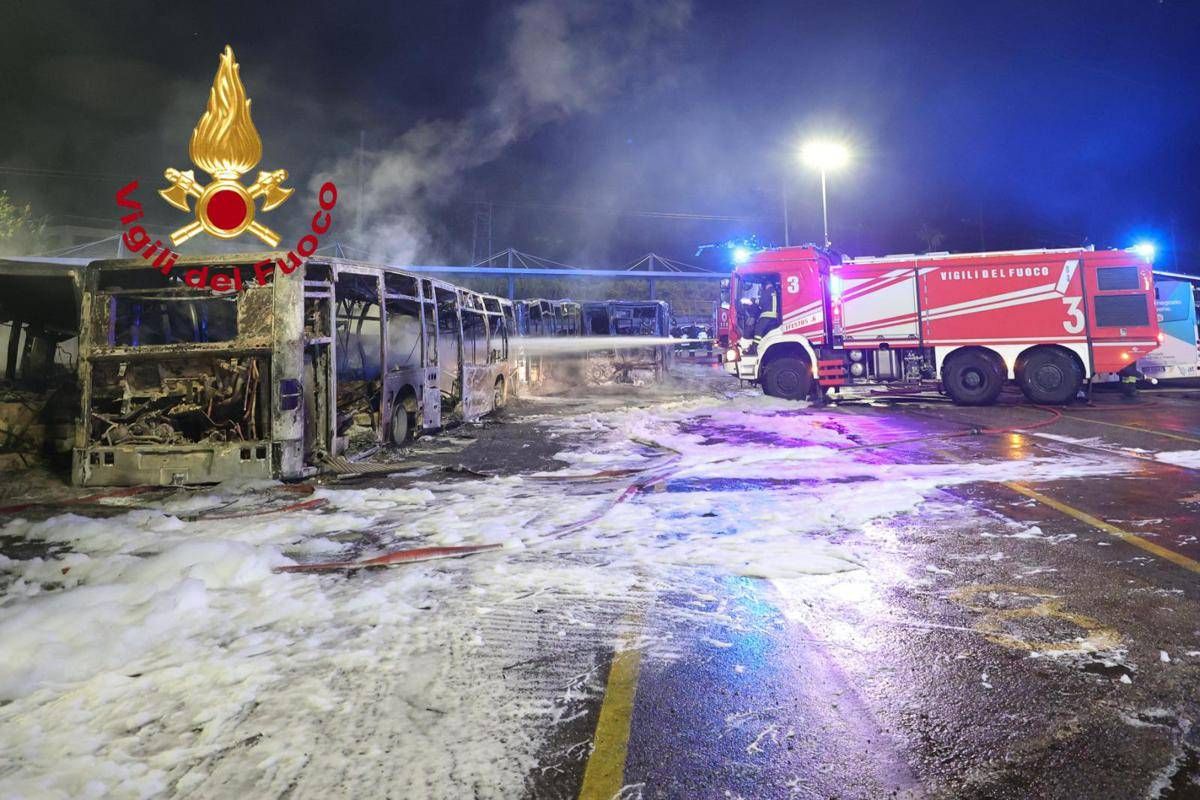 Firenze, incendio in deposito Autolinee Toscane: 12 bus distrutti e 7 danneggiati Firenze, incendio in deposito Autolinee Toscane: 12 bus distrutti e 7 danneggiati