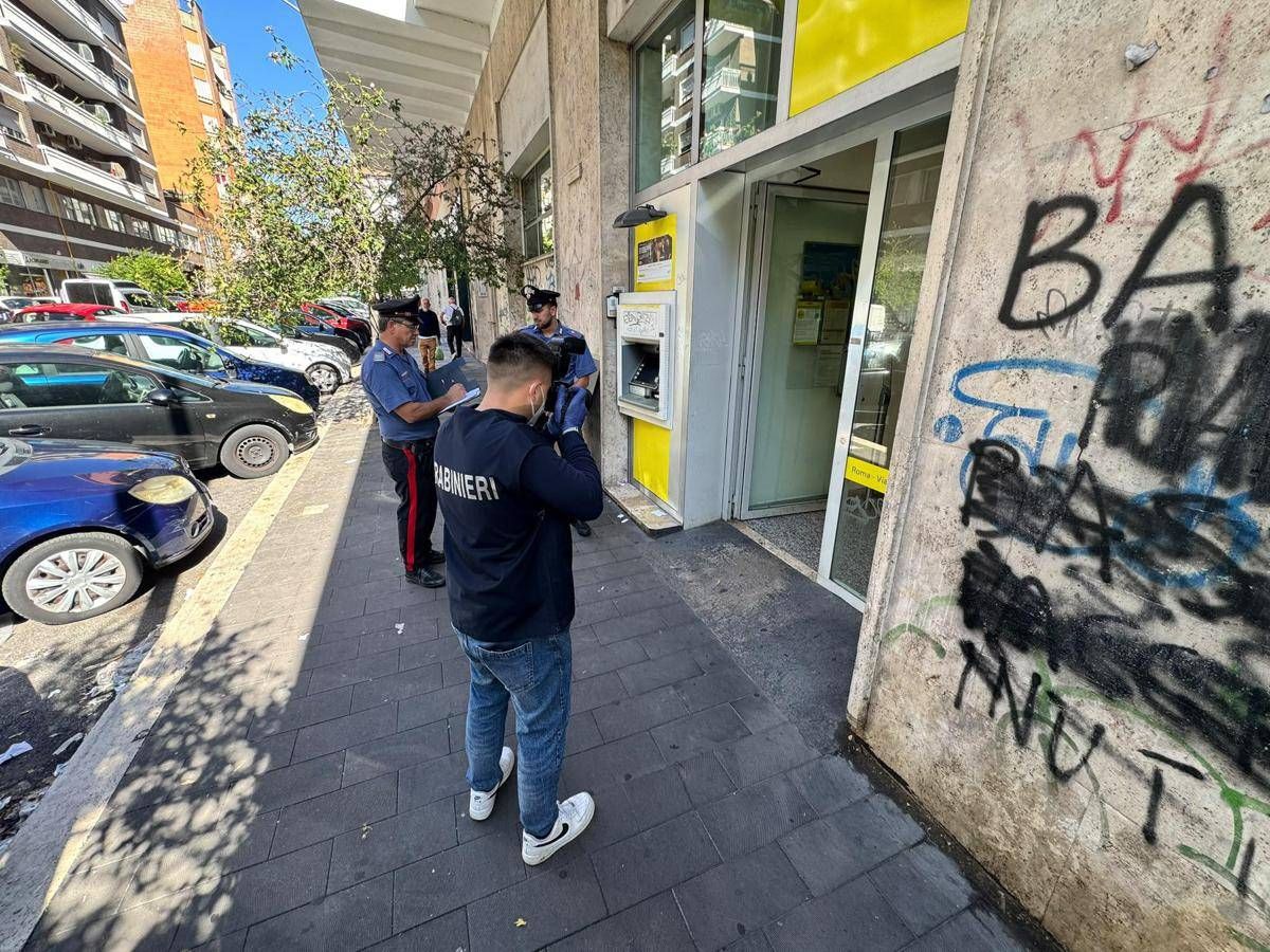 Roma, buco nel muro e maschere di Halloween: rapina da 100mila euro alle Poste della Garbatella Roma, buco nel muro e maschere di Halloween: rapina da 100mila euro alle Poste della Garbatella