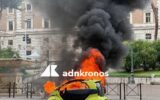 Roma, minicar in fiamme in strada davanti al Viminale: alta colonna di fumo nero Roma, minicar in fiamme in strada davanti al Viminale: alta colonna di fumo nero