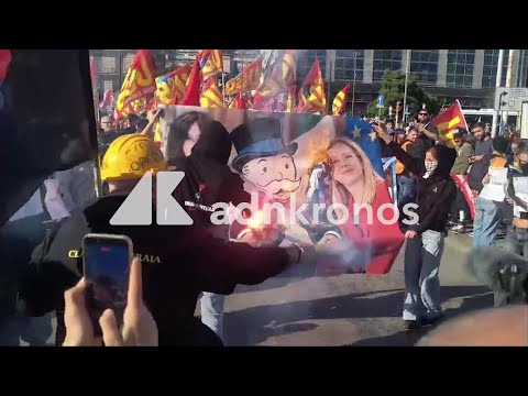 Sciopero 30 ottobre, a Napoli bruciato striscione con Meloni, Bernini e Mr Monopoly Sciopero 30 ottobre, a Napoli bruciato striscione con Meloni, Bernini e Mr Monopoly