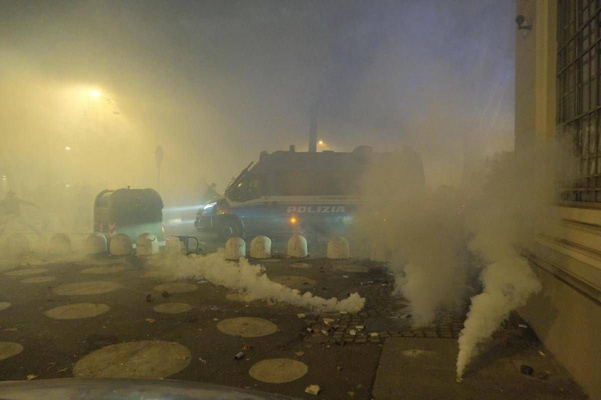 Scontri a corteo per sgombero Askatasuna, chieste 19 misure cautelari: tra i reati contestati anche tentato omicidio Scontri a corteo per sgombero Askatasuna, chieste 19 misure cautelari: tra i reati contestati anche tentato omicidio