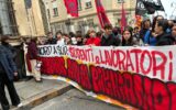 Torino, bidoni di letame rovesciati davanti al municipio prima del corteo per lo sciopero generale: il video Torino, bidoni di letame rovesciati davanti al municipio prima del corteo per lo sciopero generale: il video