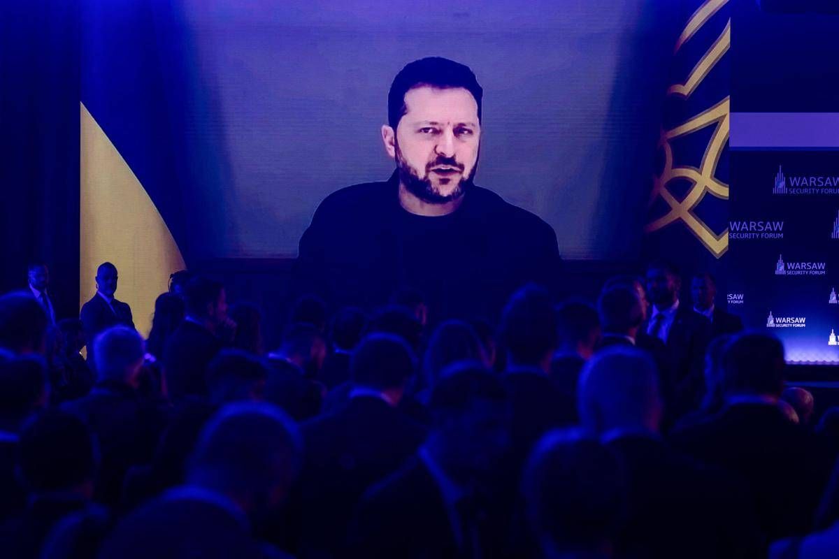 Ucraina, Zelensky denuncia attacchi a centrali elettriche: "Se Russia non accetterà tregua energetica risponderemo"