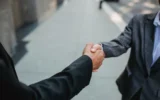 72% degli italiani meno fiducioso verso il prossimo, ma l'89% vuole invertire la rotta