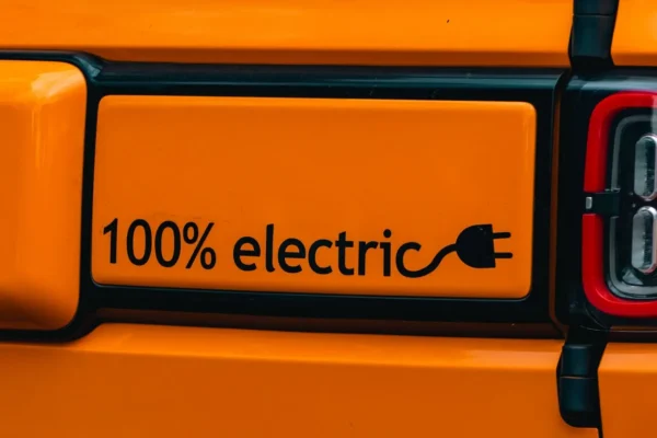 Auto elettriche in Campania nel 2026: cresce la rete di ricarica, resta il nodo dei costi